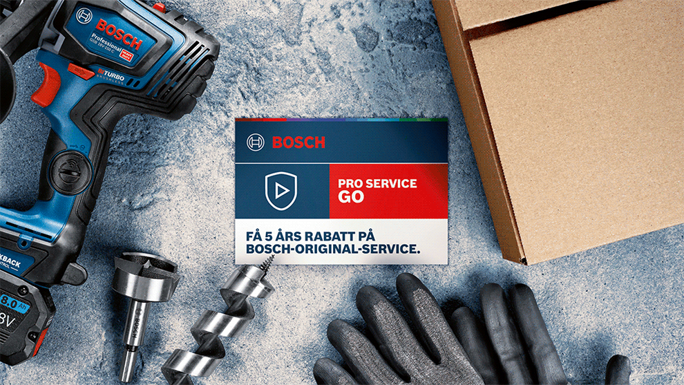 En blå Bosch Professional batteridrill med tillbehör på ett bord.