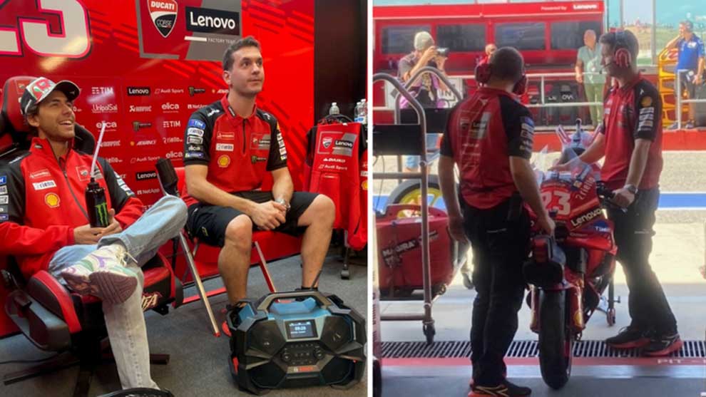 Due uomini in tute rosse Ducati sono seduti e lavorano su una motocicletta.