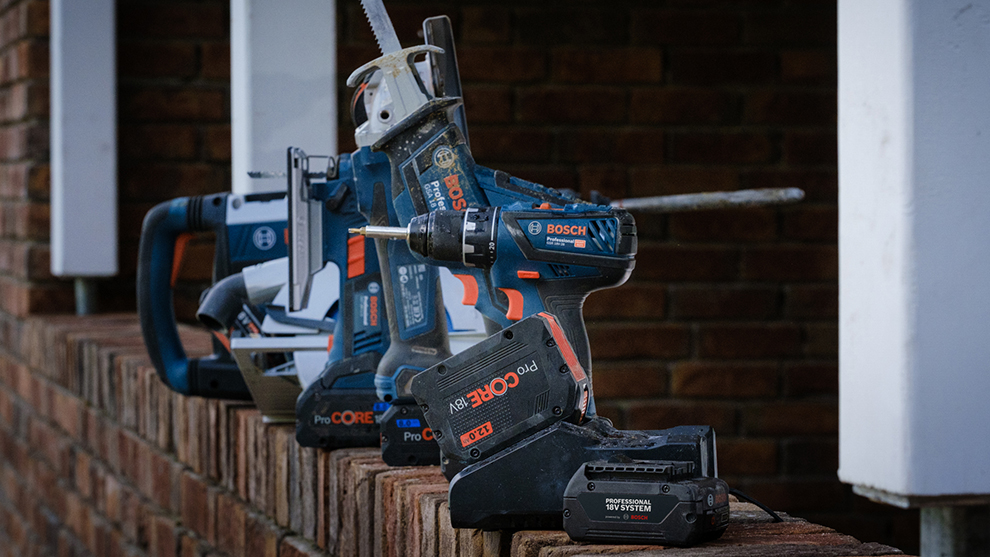 Erinevad Bosch Professional tööriistad tellismüüril.