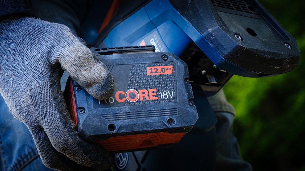 Bosch Professional aku mahutavusega 12Ah hoitakse ühes käes.