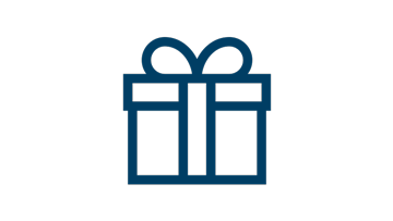 Niebieskie pudełko na prezent z wstążką na białym tle.