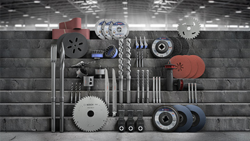 Een arrangement van verschillende gereedschappen en materialen op grijze trappen. Te zien zijn boren, zagen, schuurmachines en andere handgereedschappen in verschillende kleuren zoals zwart, zilver en rood. De omgeving heeft een industriële uitstraling met gedempte verlichting.