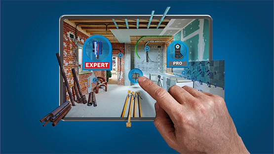 Een hand raakt een scherm aan waarop een bouwplaats met gereedschap en arbeiders te zien is.