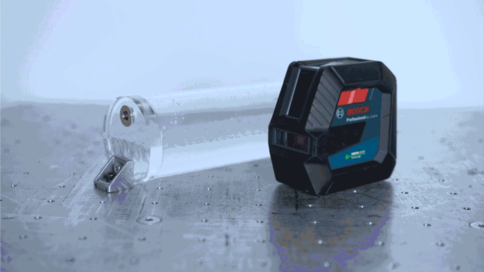Svart Bosch Professional vattenpass på en metallisk yta.