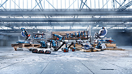 Différents outils Bosch Professional sur un sol en béton.