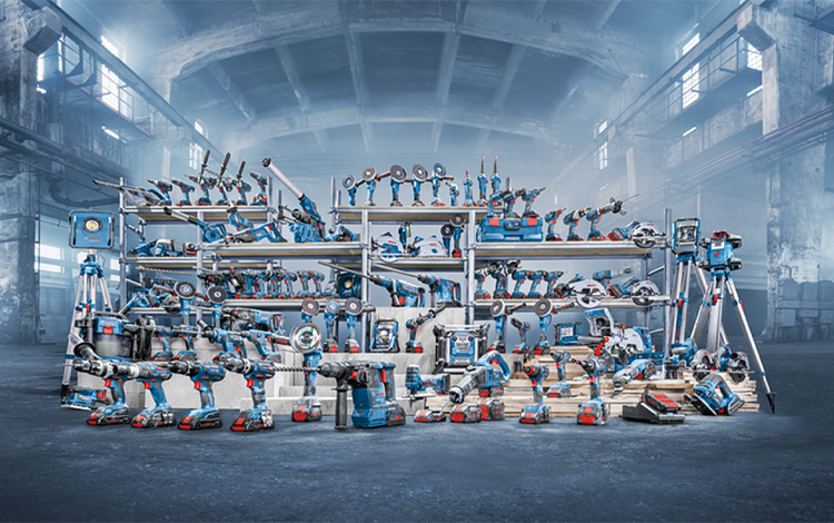 Różne narzędzia Bosch Professional w kolorze niebieskim ułożone na półkach.