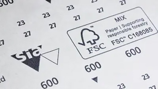 Papper med Sta-logotyp, siffror och FSC-märke på vit bakgrund.