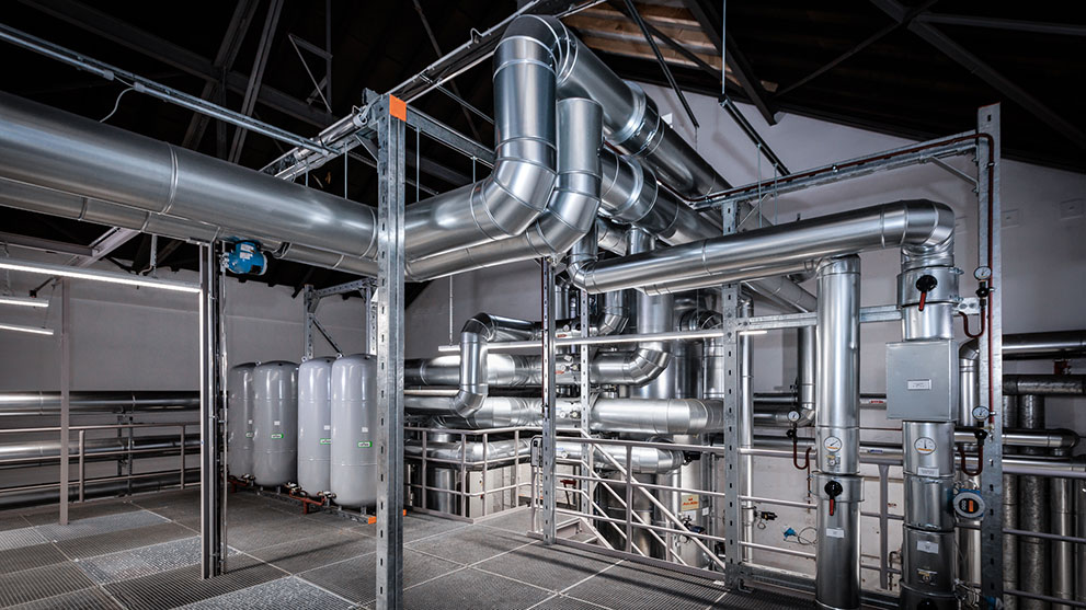 Silverrör och tryckkärl i en industribyggnad.