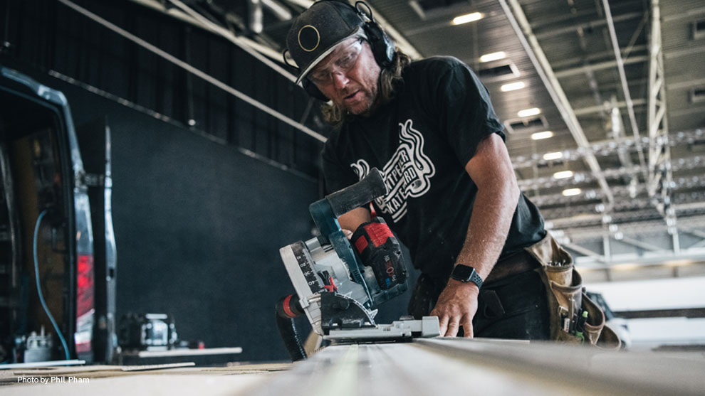 Ένας τεχνίτης χρησιμοποιεί μια κυκλική πριόνι Bosch Professional σε ξύλο.