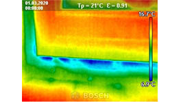 Termisk bild med färggradient från blått till rött, som visar temperaturvariationer.