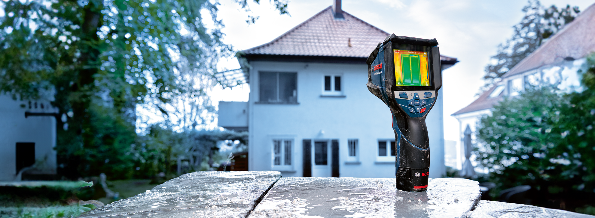 Термокамера Bosch Professional стои на мокра маса.