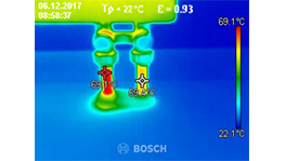 Warmtebeeldcamera toont temperatuurverdeling op twee buizen van Bosch.