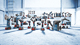 Forskellige Bosch Professional værktøjer står på et lyst gulv.