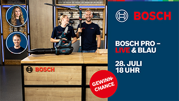 Zwei Personen präsentieren Bosch Werkzeuge an einem Holztisch.