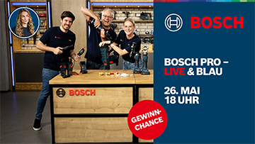 Drei Personen präsentieren Bosch Professional Werkzeuge an einem Tisch.