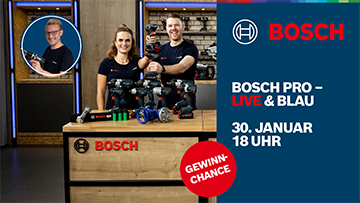 Zwei Personen mit Bosch-Werkzeugen stehen an einem Tisch, lächeln.