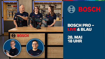 Drei Personen präsentieren Bosch Professional Werkzeuge an einem Tisch.