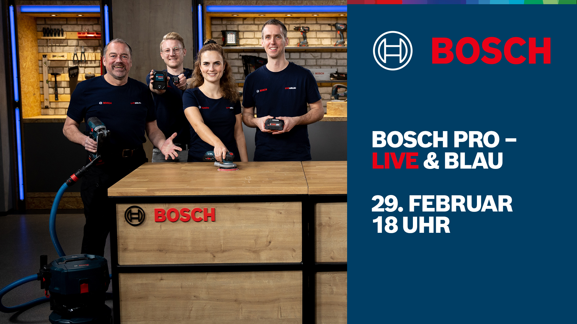 Vier Personen präsentieren Bosch Werkzeuge an einem Holzarbeitsplatz.