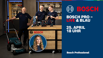 Drei Männer in blauen Bosch-Shirts stehen vor einem Tisch mit Werkzeugen.