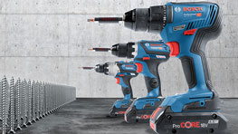 Kolm sinist Bosch Professional akutrelli seisab põrandal.