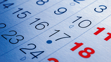 Een kalenderblad toont de 17e met blauwe en rode cijfers.