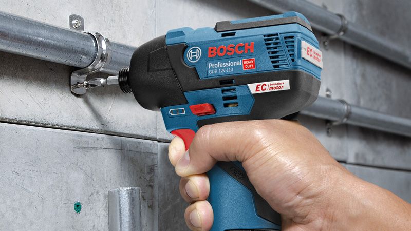 Bosch Kit de destornillador eléctrico inalámbrico 5 en 1 de 12 V + puntas  de destornillador resistentes al impacto Bosch