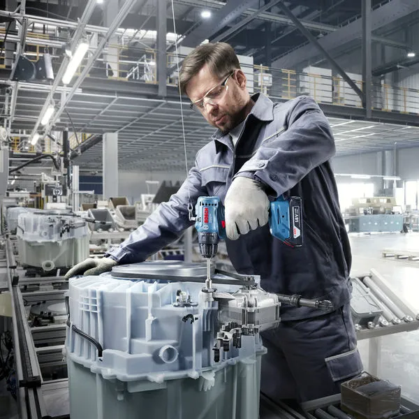 Llave de impacto inalámbrica Bosch ISR 18V-30 P para uso industrial.