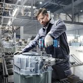 Llave de impacto inalámbrica Bosch ISR 18V-30 P para uso industrial.