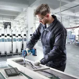 Destornillador Bosch ISR 18V-30 PHX en uso, apagado automático del torque.