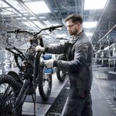 Atornillador de impacto Bosch ISR 18V-30 PHX, montaje de motocicleta.