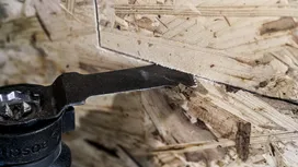 Hoja de herramienta oscilante que corta una línea precisa en tableros de virutas orientadas.