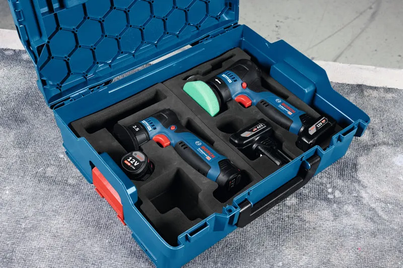 Kit pulidor inalámbrico con paquetes de baterías y cargador organizados en un estuche de transporte azul.