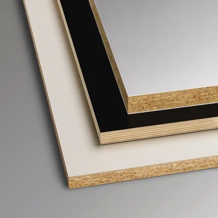 Três placas laminadas empilhadas mostrando diferentes cores e acabamentos.