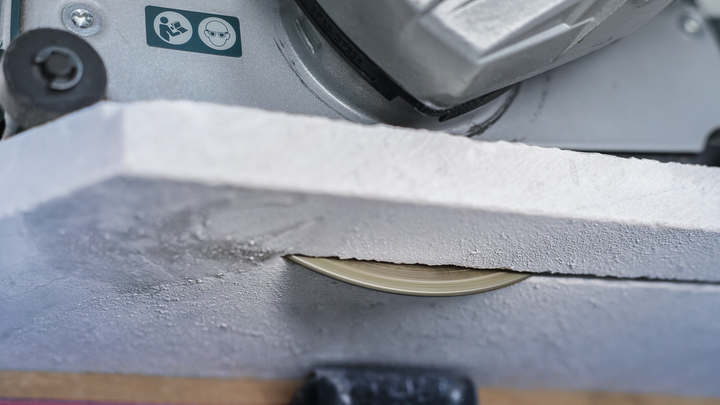 Lâmina de serra circular a cortar uma folha de gesso cartonado.