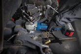 Uma pessoa que utilize equipamento de segurança utiliza uma chave de impacto sem fios nas máquinas.