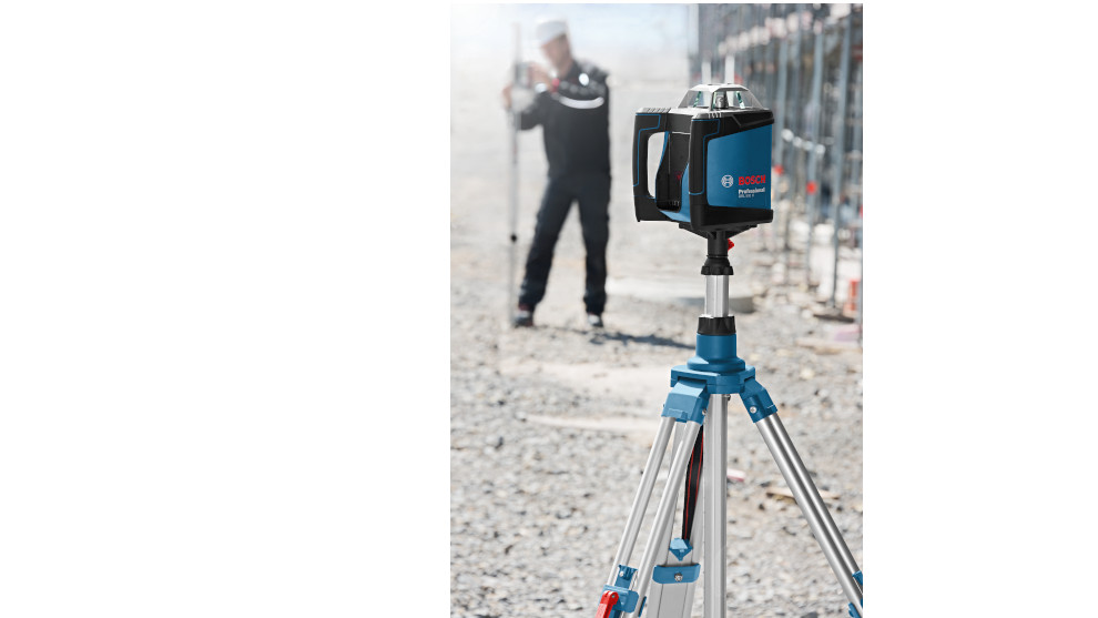 Bosch Professional laser niveau op statief, man in zwart meet met een meetlat.