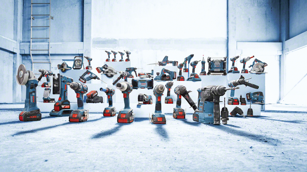 Diverse Bosch Professional gereedschappen staan in een lichte ruimte op een vloer.