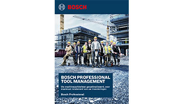 Groep arbeiders in het geel op een bouwplaats met kranen op de achtergrond.