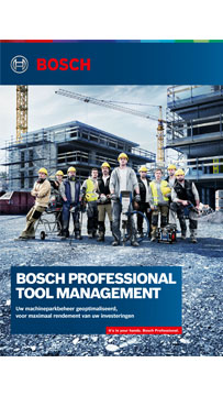 Groep bouwvakkers in gele helmen bij een bouwplaats, met gereedschap en machines.