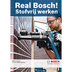 Een man gebruikt een blauwe Bosch Professional boormachine op een muur.
