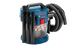 Een blauwe Bosch Professional stofzuiger met zwarte accessoires op een witte achtergrond.