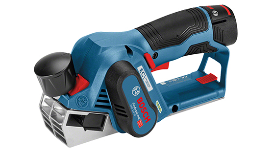 Een blauwe Bosch Professional accuhandfrees ligt op een witte achtergrond.