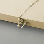 Overtollig materiaal dat uit een geboord gat in een lichtgekleurde plank steekt.