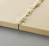 Twee beige panelen met een verse groefsnede en gekrulde spaanders langs de rand.