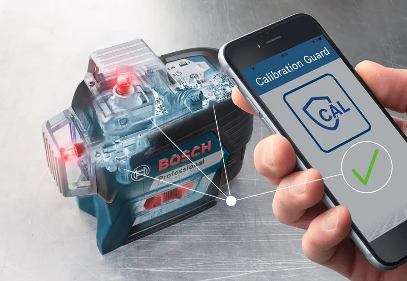 Een persoon houdt een smartphone vast waarop de kalibratiestatus wordt weergegeven, naast een aangesloten laserwaterpas.