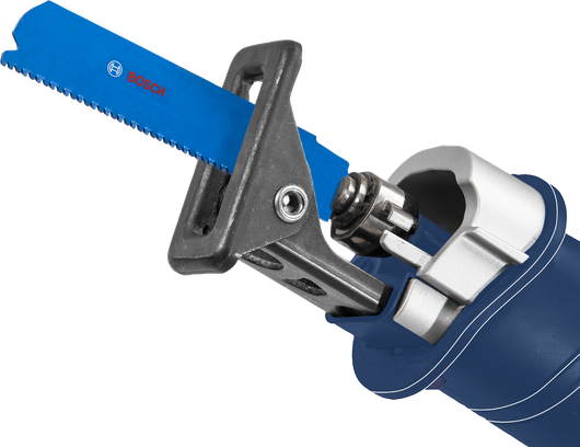 Een reciprozaagblad bevestigd aan de handgreep van een elektrisch gereedschap.