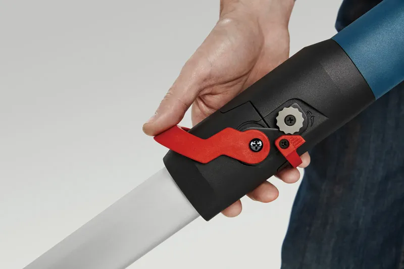 Een persoon verstelt de rode vergrendelingshendel op de handgreep van een schuurmachine voor gipsplaten.