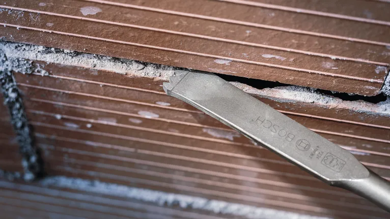 Beitelgereedschap voor het verwijderen van mortel tussen horizontale stenen.