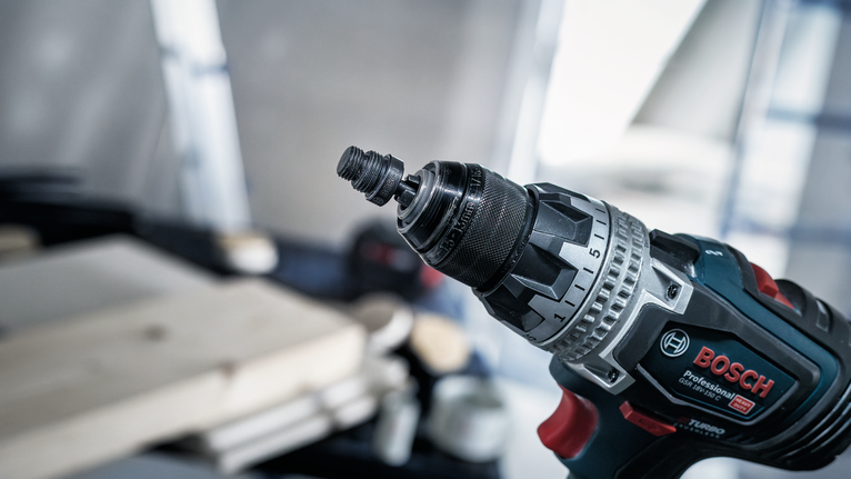 Accuboormachine met sleutelloze boorkop in een werkplaatsomgeving.