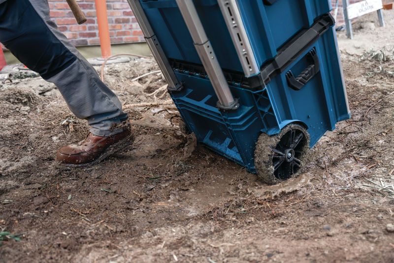 Bosch L-BOXX Contractor 476 draagsysteem voor gebruik in de modder.